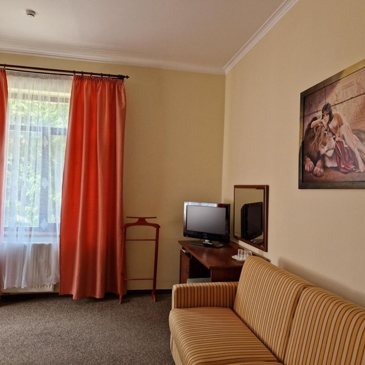 Hotel Helikon Yanoshi Εξωτερικό φωτογραφία