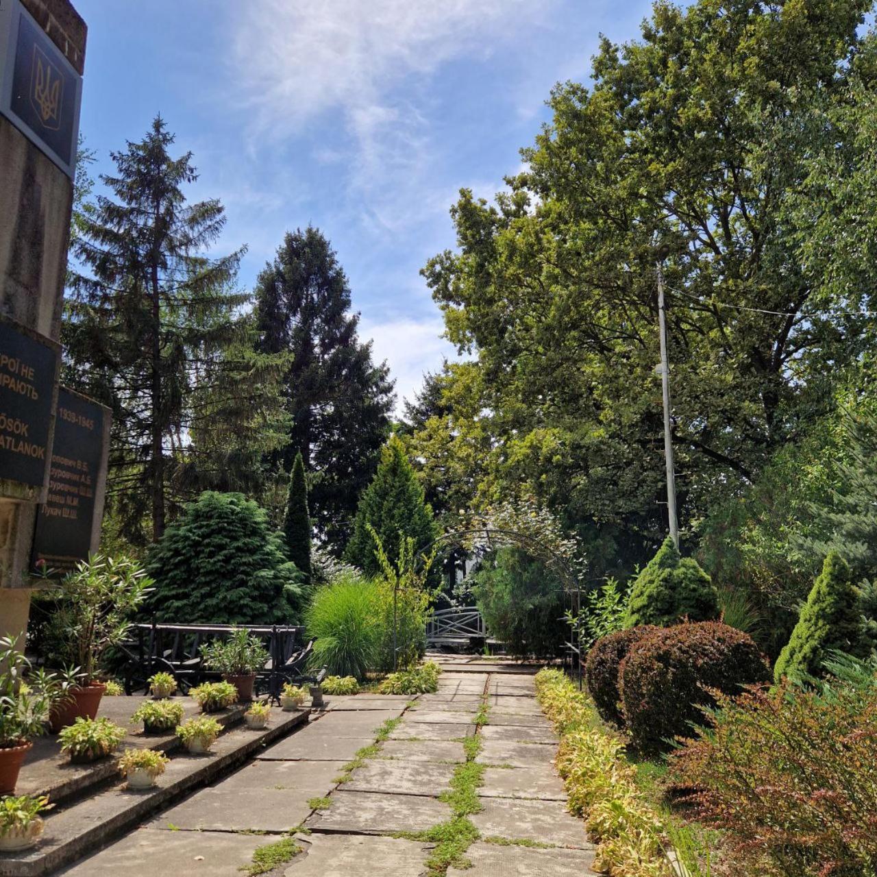 Hotel Helikon Yanoshi Εξωτερικό φωτογραφία