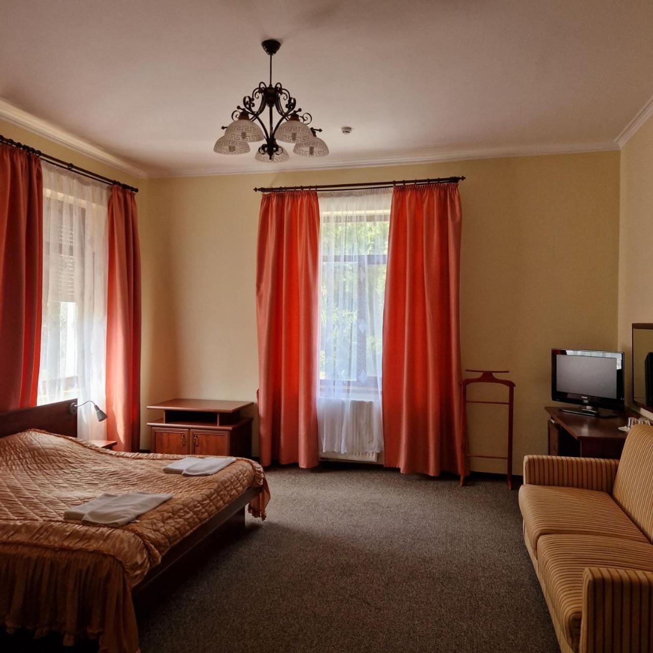 Hotel Helikon Yanoshi Εξωτερικό φωτογραφία