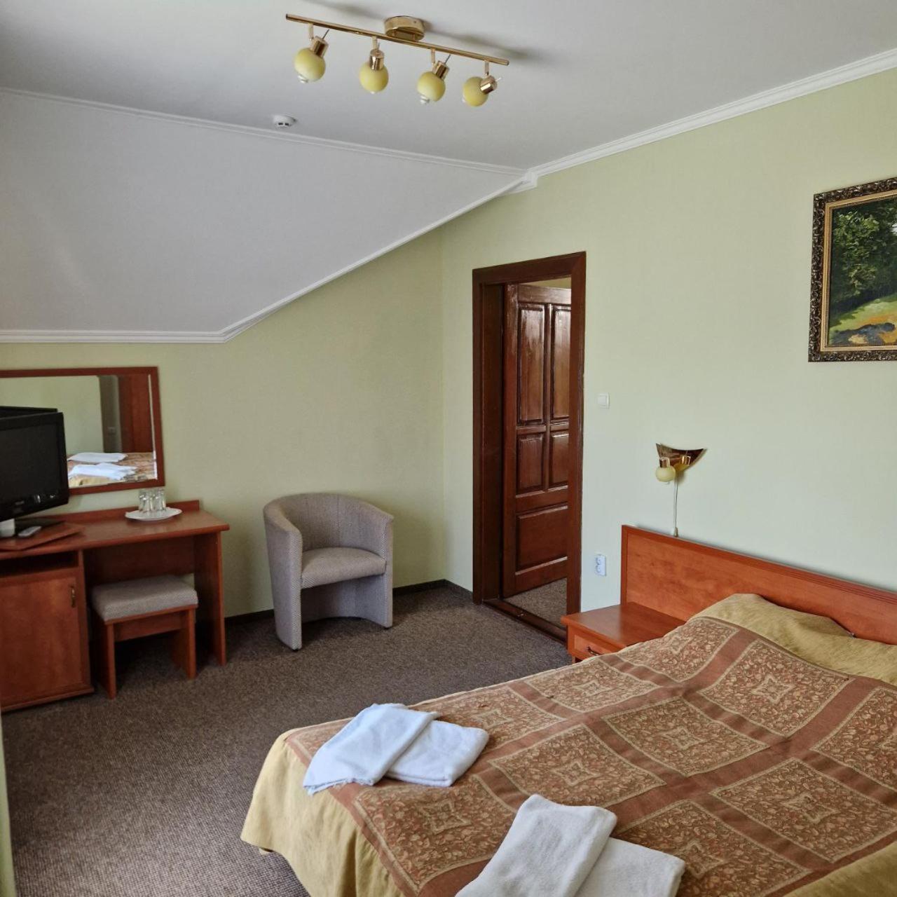 Hotel Helikon Yanoshi Εξωτερικό φωτογραφία