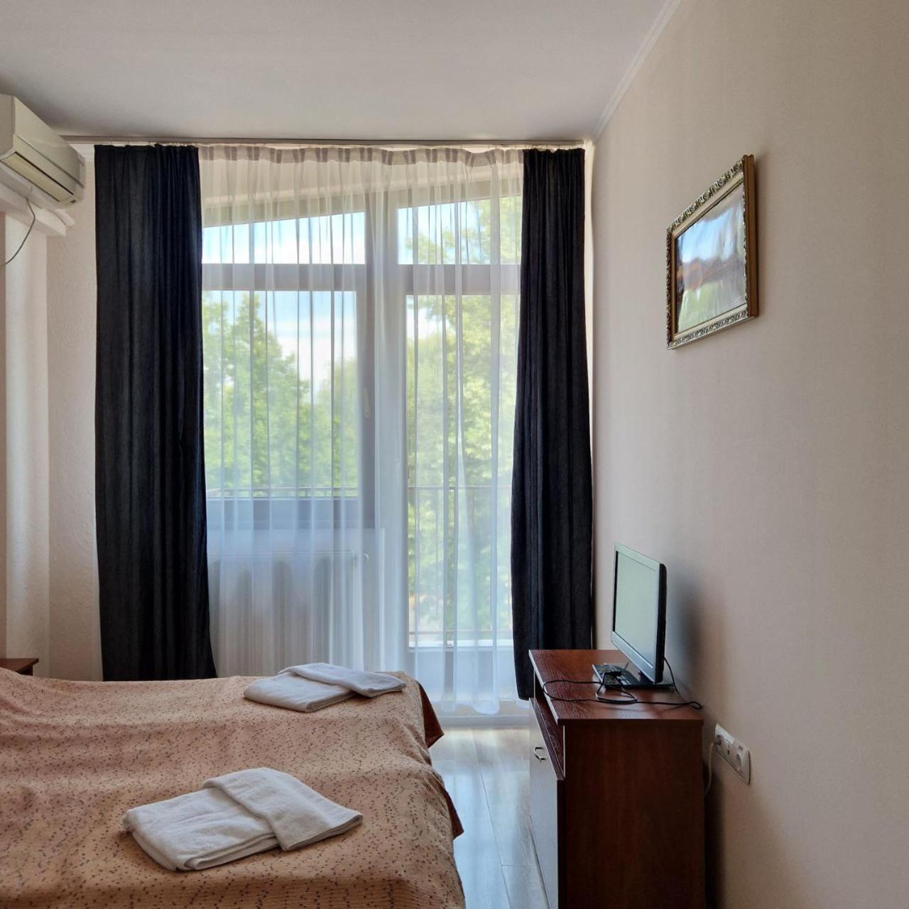 Hotel Helikon Yanoshi Εξωτερικό φωτογραφία