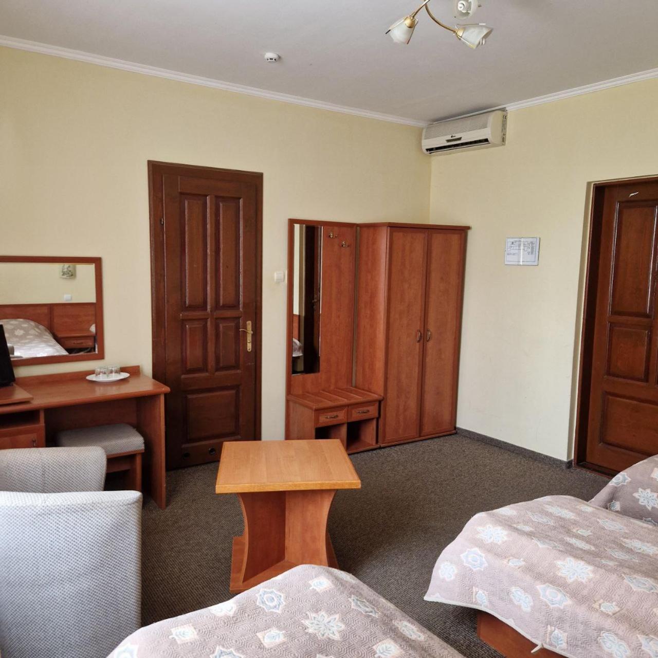 Hotel Helikon Yanoshi Εξωτερικό φωτογραφία