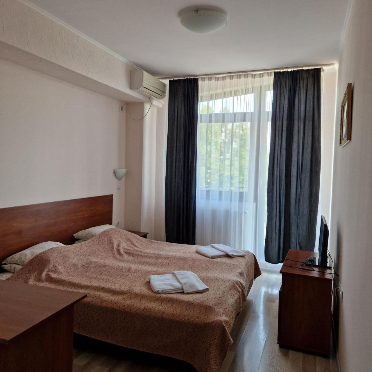 Hotel Helikon Yanoshi Εξωτερικό φωτογραφία