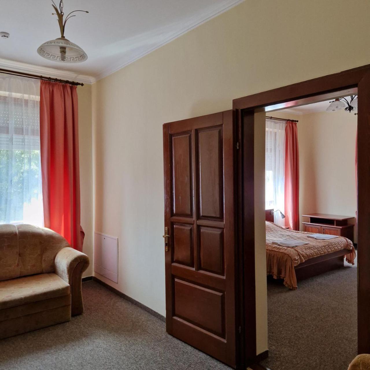 Hotel Helikon Yanoshi Εξωτερικό φωτογραφία